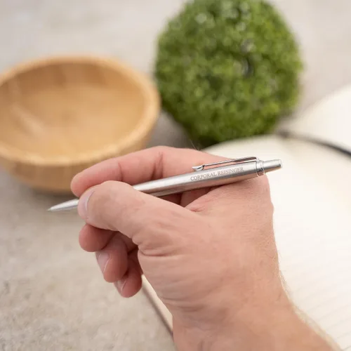 Vista 2 de Parker Jotter - Bolígrafo de acero inoxidable con borde cromado, grabado personalizado: graduación, nuevo trabajo, promoción u regalo de oficina