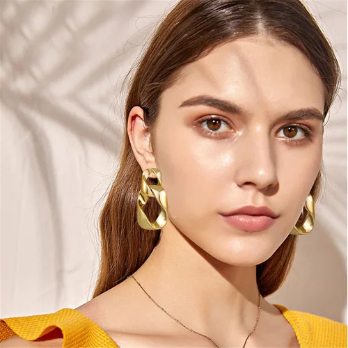 Vista 2 de Aretes de eslabones de cadena gruesa cubana para mujeres y niñas, a la moda, vintage, ligeros, chapados en oro de 14 quilates, clip de acrílico