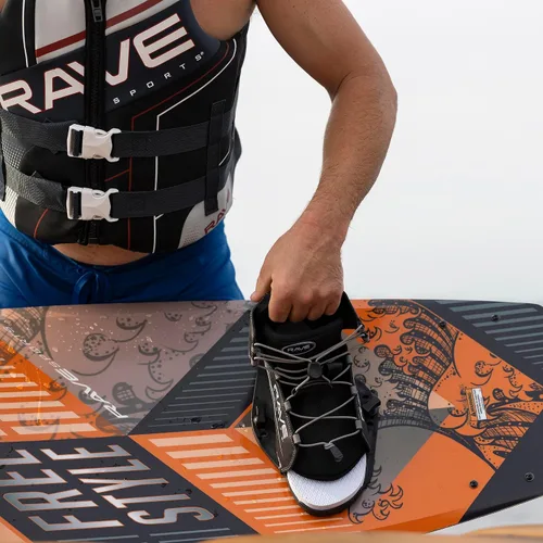 Vista 4 de RAVE Sports Paquete de wakeboard y fijaciones de estilo libre con botas Striker