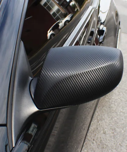 Vista 3 de Rollo de vinilo protector de autos de fibra de carbono VVIVID XPO negro con tecnología de liberación de aire