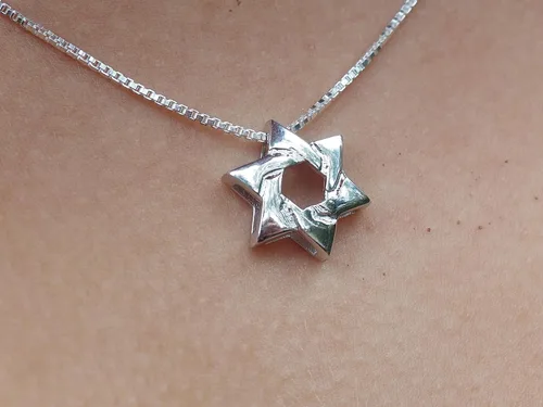 Vista 4 de Alef Bet by Paula Collar de David con estrella judía para hombre en plata de ley con cadena de caja
