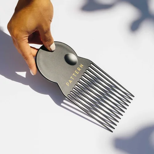 Vista 4 de PATTERN Beauty by Tracee Ellis Ross Hair Pick – una selección de pelo de gran tamaño para esponjar y dar volumen