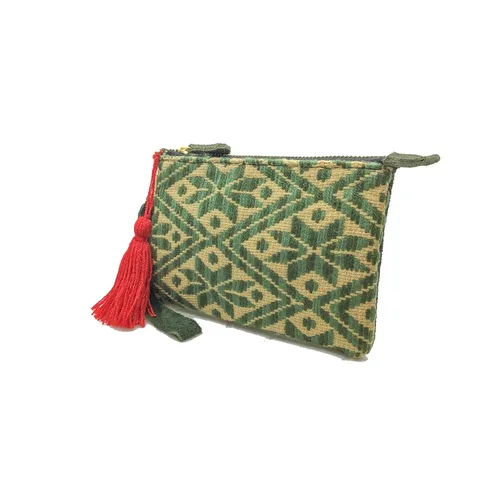 Vista 4 de Monedero "Rosario", hecho por Jühue Artesanal, Bolso hecho a mano hecho en México, Bolso verde, bordado a mano, pieza única, Bolso bordado, Bordado