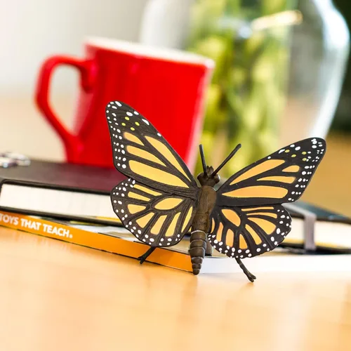 Vista 6 de Safari Ltd. Figura de mariposa monarca, figura realista de insectos de 4.5 pulgadas, juguete educativo para niños, niñas y niños a partir de 3 años