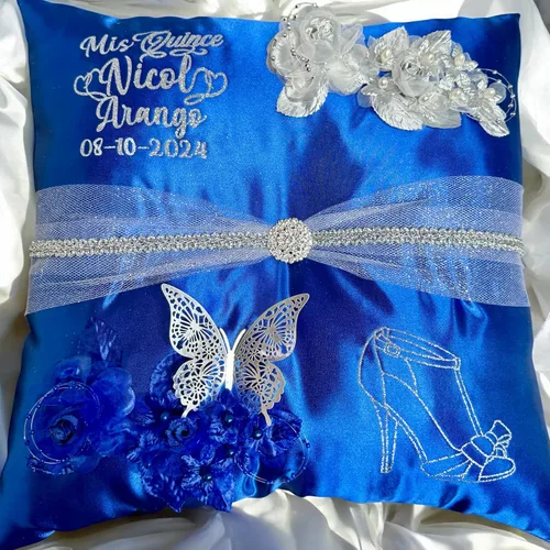 Vista 9 de Almohada para zapatos de quinceañera, azul, hecha a mano y personalizada para ti.