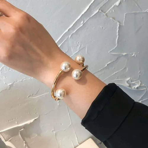 Vista 2 de Long tiantian Brazalete de perlas doradas para mujer, pulsera asimétrica para muñeca, simple y a la moda, regalo para niñas