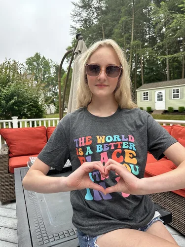Vista 3 de Camisetas con texto en inglés The World is A Better Place with You in It (El mundo es un lugar mejor contigo in it), camiseta inspiradora