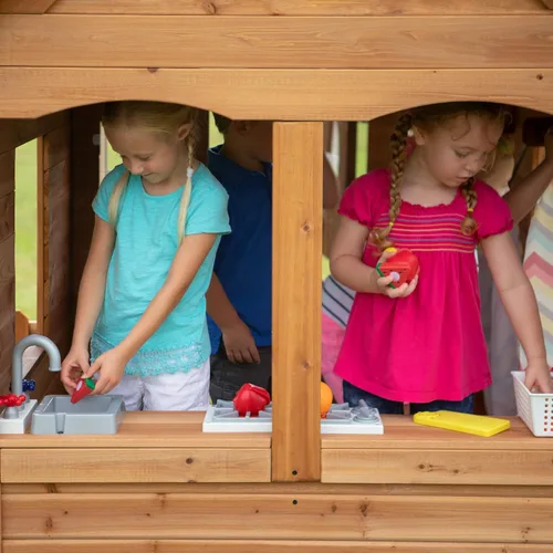 Vista 8 de Backyard Discovery Aspen - Casa de juegos de madera de cedro para niños tipo cabaña con cocina de juego, barra de aperitivos, banco de pícnic