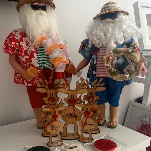 Vista 8 de Adornos de Navidad personalizados, adorno de mesa de madera de reno independiente, letrero de madera personalizado, nombre de miembro de la familia