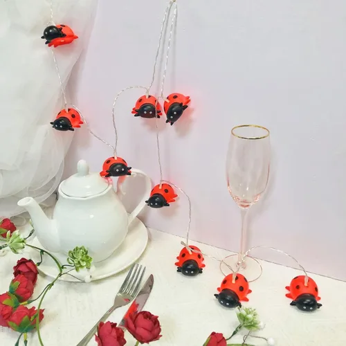 Vista 5 de Guirnalda de luces de mariquita de 5.4 pies, 10 luces LED de hadas de escarabajo de Navidad, funciona con pilas para decoración del hogar, fiesta