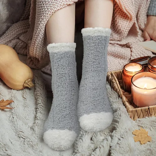 Vista 4 de Calcetines mullidos con empuñaduras para mujer, 5 pares suaves y esponjosos para dormir, acogedores, calcetines de hospital antideslizantes de felpa