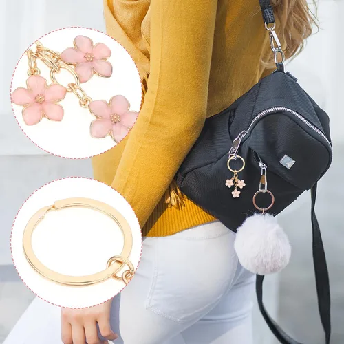 Vista 3 de Ouligay 2 llaveros de flores, llavero de flores, dijes de flores, esmaltados, accesorios para llaves, llavero dorado, billetera y llavero