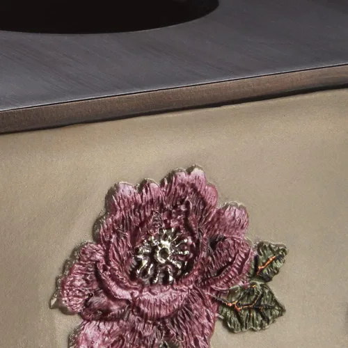 Vista 2 de Popular Bath Caja de pañuelos, colección Larrisa, diseño de rosas, marrón