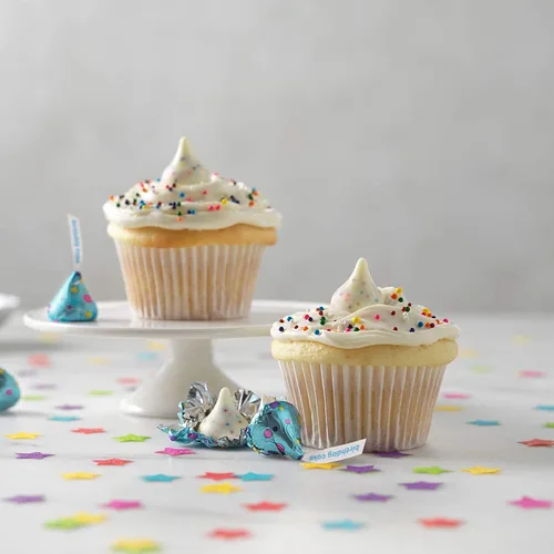 Vista 5 de Hershey's Kisses - Pastel de cumpleaños – Crema con sabor a pastel de cumpleaños con chispas – Envuelto individualmente – Paquete a granel (1 libra)