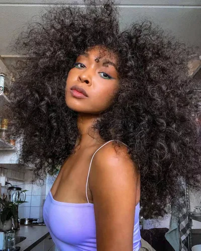 Vista 3 de Sweece - Peluca afro larga y rizada con flequillo para mujeres negras, peluca de cabello rizado de 17 pulgadas (17 pulgadas, negro)
