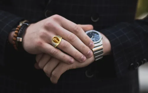 Vista 4 de Rylos Anillo de pepita para hombre en plata chapada en oro amarillo con piedras preciosas y diamantes en tallas 8-13., Oro amarillo, piedras