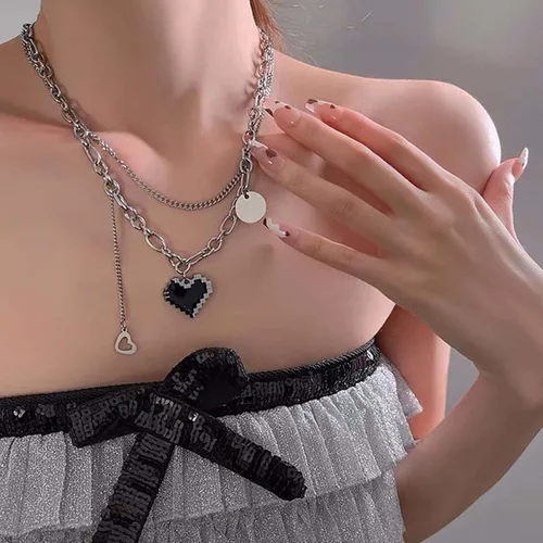 Vista 5 de Collar punk con forma de corazón de mosaico en capas, gargantilla de cadena cubana plateada con mosaico negro de roca, gargantilla de corazón