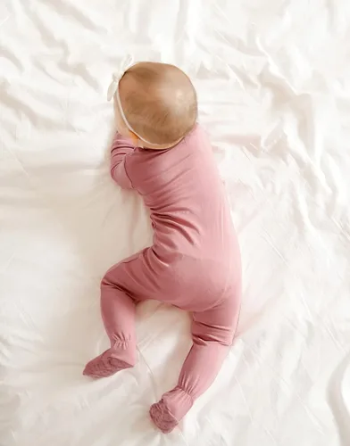 Vista 4 de VAENAIT BABY - Pijama para bebé prematuro para niños y niñas, pijama modal con pies cerrados para dormir y jugar, de primera calidad, disponible