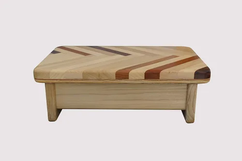 Vista 3 de Taburete de pie de madera de álamo con diseño de cheurón de 4 pulgadas de alto (fabricado en los Estados Unidos)