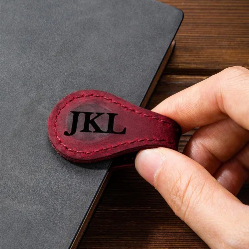 Vista 7 de Marcapáginas con inicial personalizable, regalo para ella, con monograma de letras personalizadas, de cuero, para amantes de los libros, lindo