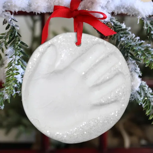 Vista 6 de Child to Cherish Kit de adornos de huellas de nieve con purpurina para la primera Navidad