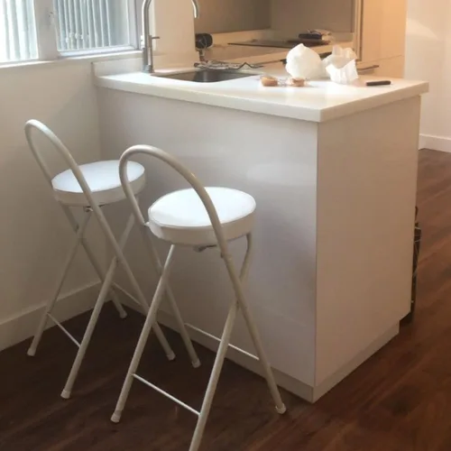 Vista 2 de NYASAA Taburete plegable para desayuno, silla alta con asiento acolchado, taburete redondo portátil con respaldo, taburete plegable para adultos al