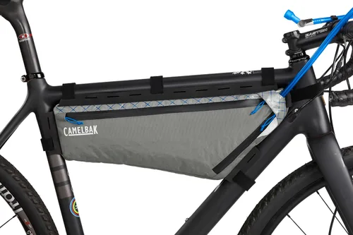 Vista 7 de CamelBak M.U.L.E. Bikepacking - Paquete de marcos triangulares impermeables con depósito de hidratación rápida de 2 litros, almacenamiento seguro
