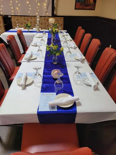 Vista 6 de Paquete de 10 caminos de mesa de satén amarillos para boda, 12 x 108 pulgadas, camino de mesa para fiesta, cumpleaños, banquete, despedida