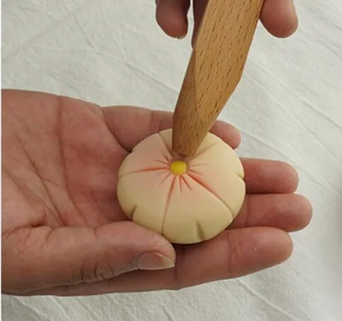 Vista 4 de WellieSTR 1 herramienta de madera para trabajo manual, barra triangular de madera con forma de crisantemo para hornear, postre, jabón de bricolaje