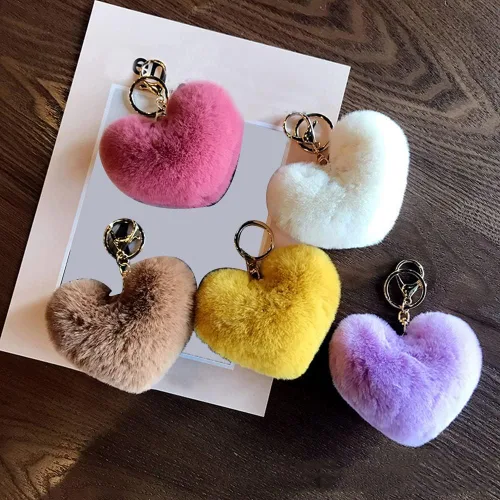 Vista 3 de ikasus Llavero de corazón de felpa lindo llavero de pompón, llavero de bola de felpa esponjoso, bolsa de coche, colgante de llavero suave, Rojo