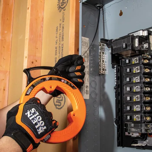 Vista 5 de Klein Tools 56335 Cinta Pasacables Eléctrica de Acero Plano, Cinta de Acero de Resorte de 25 Pies y 1/4 de Pulgada de Ancho, Punta de Plástico