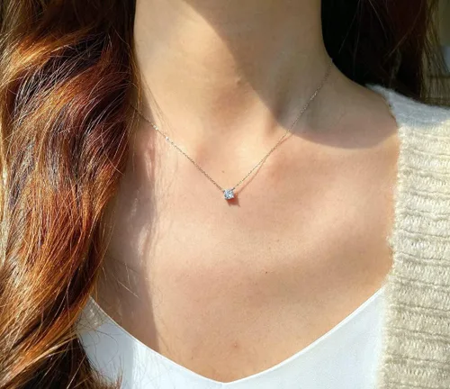 Vista 3 de ASCOMY Delicado collar con colgante solitario de diamante de circonita cúbica para mujer, chapado en oro de 14 quilates, redondo y cuadrado