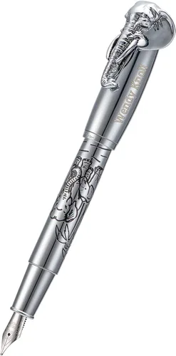 Vista 2 de Fuliwen - Pluma estilográfica personalizada de punta media, cuerpo de acero inoxidable plateado, patrón de elefante, regalo personalizado con bolsa