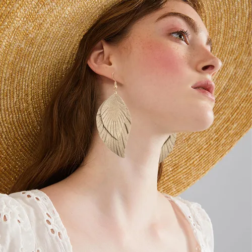 Vista 5 de JIUIQL Aretes colgantes hechos a mano, de piel auténtica, con flecos, de doble pluma, de color ligero, de poliuretano, para mujeres y niñas, joyería