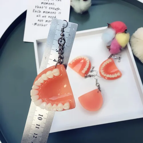 Vista 7 de GBAHFY Aretes de dentadura postiza Aretes colgantes en forma de diente de resina melocotón y blanco para mujer Uso casual, fiesta, festival