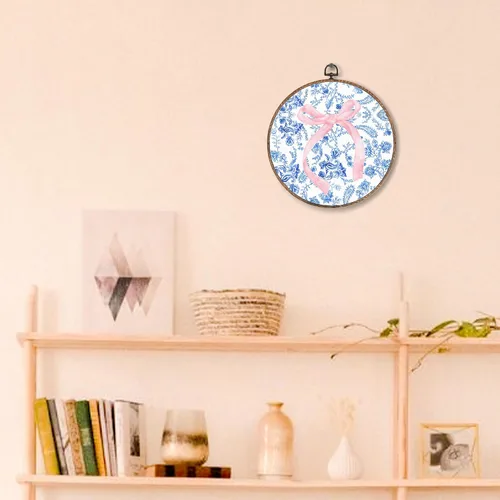 Vista 4 de Yorhifa Grandmillennial - Arte de pared enmarcado con lazo rosa coqueta, arte de pared redondo de chinoiserie azul y blanco, decoración de paredes