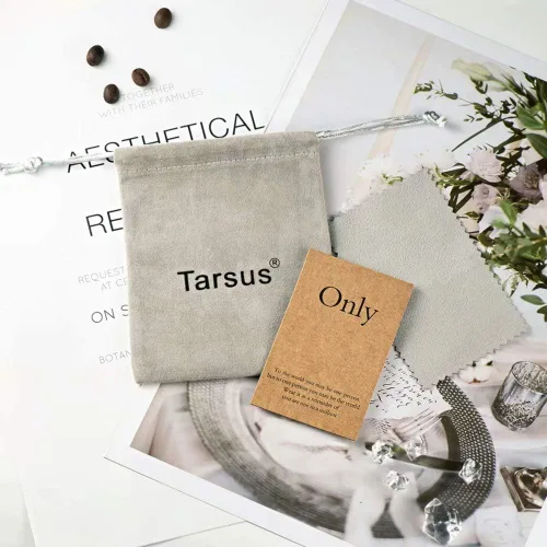 Vista 7 de Tarsus Collar con dije de inicial con zirconias cúbicas para mujeres y niñas.