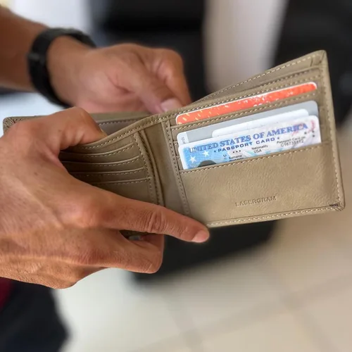 Vista 5 de LaserGram Billetera biplegable, hecho en México, grabado personalizado incluido, Negro con plateado, Personalizado