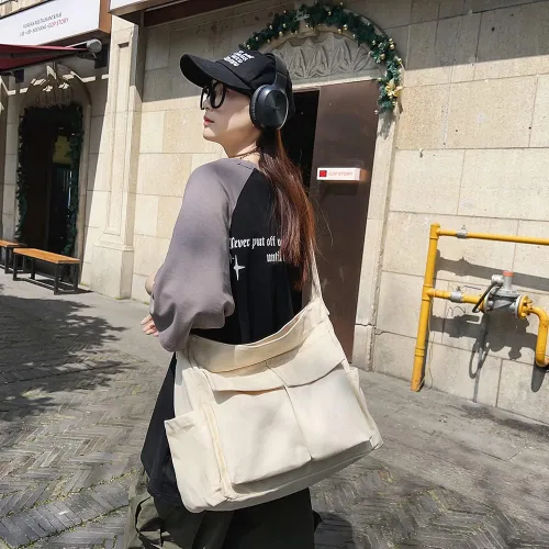 Vista 6 de Bolso bandolera de lona con alfileres y colgante para mujeres y niñas, bolso escolar estético casual