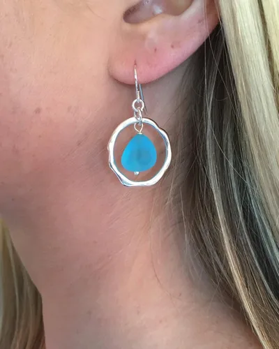 Vista 2 de Pendientes de cristal de mar de las olas del océano, aro chapado en plata hecho a mano con cristal turquesa, Vidrio