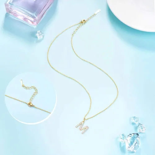 Vista 5 de Tarsus Collar con dije de inicial con zirconias cúbicas para mujeres y niñas.