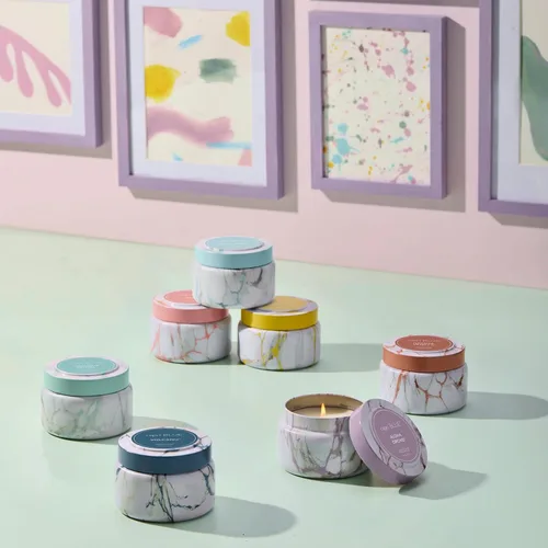 Vista 4 de Capri Blue Velas de Viaje en Lata con Estampado de Mármol Moderno - Velas Decorativas de Lujo Perfumadas para el Hogar - Mezcla de Cera de Soja