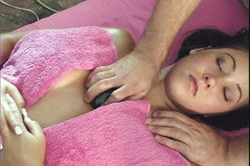 Vista 5 de The Art & Practice of Stone Massage DVD. Learn Hot & Cold Stone Massage Therapy Techniques. Award-winning Massage Therapist Video Shows How To Use