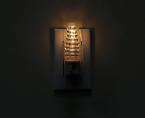 Vista 5 de Kingman Enchufe de pared de luz nocturna con interruptor de encendido/apagado, blanco cálido, certificación UL, 120 V 4 W (paquete de 1)