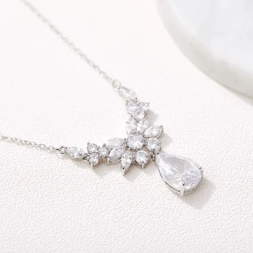 Vista 6 de SWEETV Juego de joyas de novia de lágrima para novias mujeres damas de honor collar de fondo de diamantes de imitación de cristal para baile