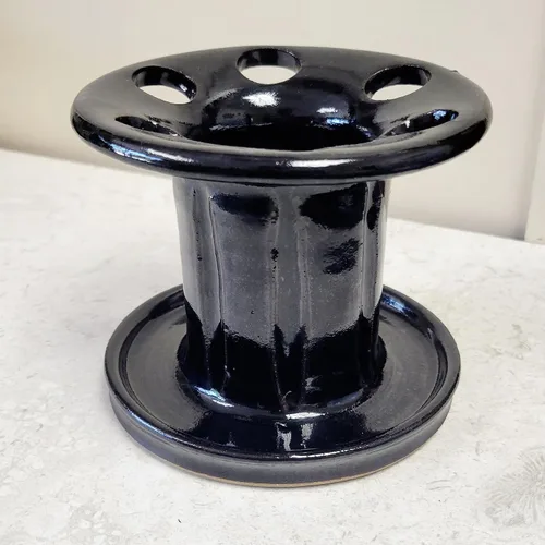 Vista 2 de Soporte para cepillos de dientes de cerámica fácil de limpiar para baños de niños y familias grandes, organizador de encimera estilo rústico (negro)