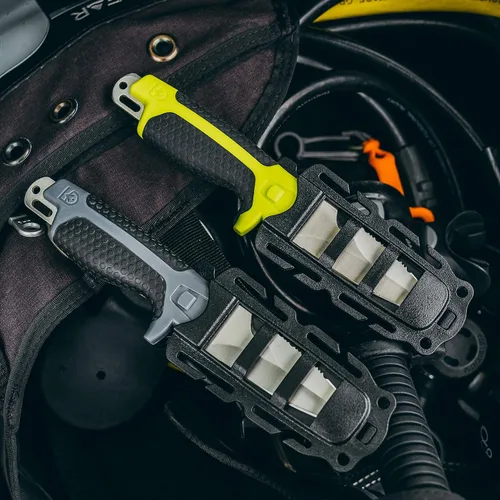 Vista 4 de GEAR AID Tanu - Cuchillo de buceo y rescate con funda, hoja de punta roma de 3 pulgadas
