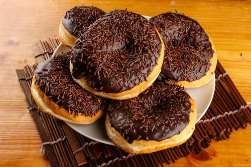 Vista 4 de Gránulos de chocolate - Jimmies de 2.2 libras para hornear y postres Cubre helados, pasteles, galletas y cupcakes, ideal para hornear