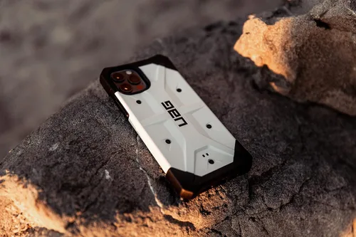 Vista 6 de URBAN ARMOR GEAR UAG - Funda protectora diseñada para iPhone 13 Pro Max, color negro, resistente, ligera, delgada, a prueba de golpes, Pathfinder