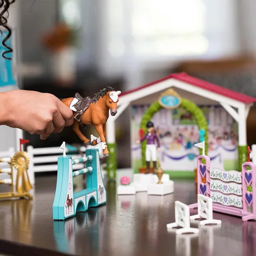 Vista 3 de Schleich Horse Club, juego de 86 piezas, juguetes de caballos para niñas y niños de 5 a 12 años, torneo de caballos de la amistad